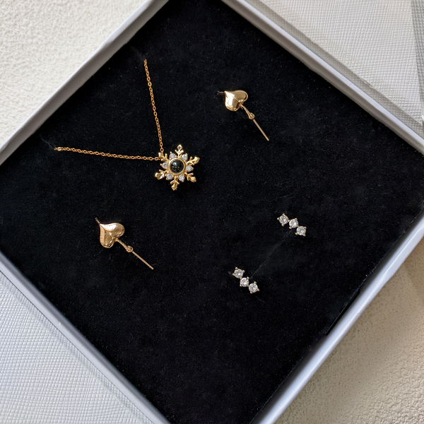 Golden Snowflake Pendant Projection Three Piece Set
